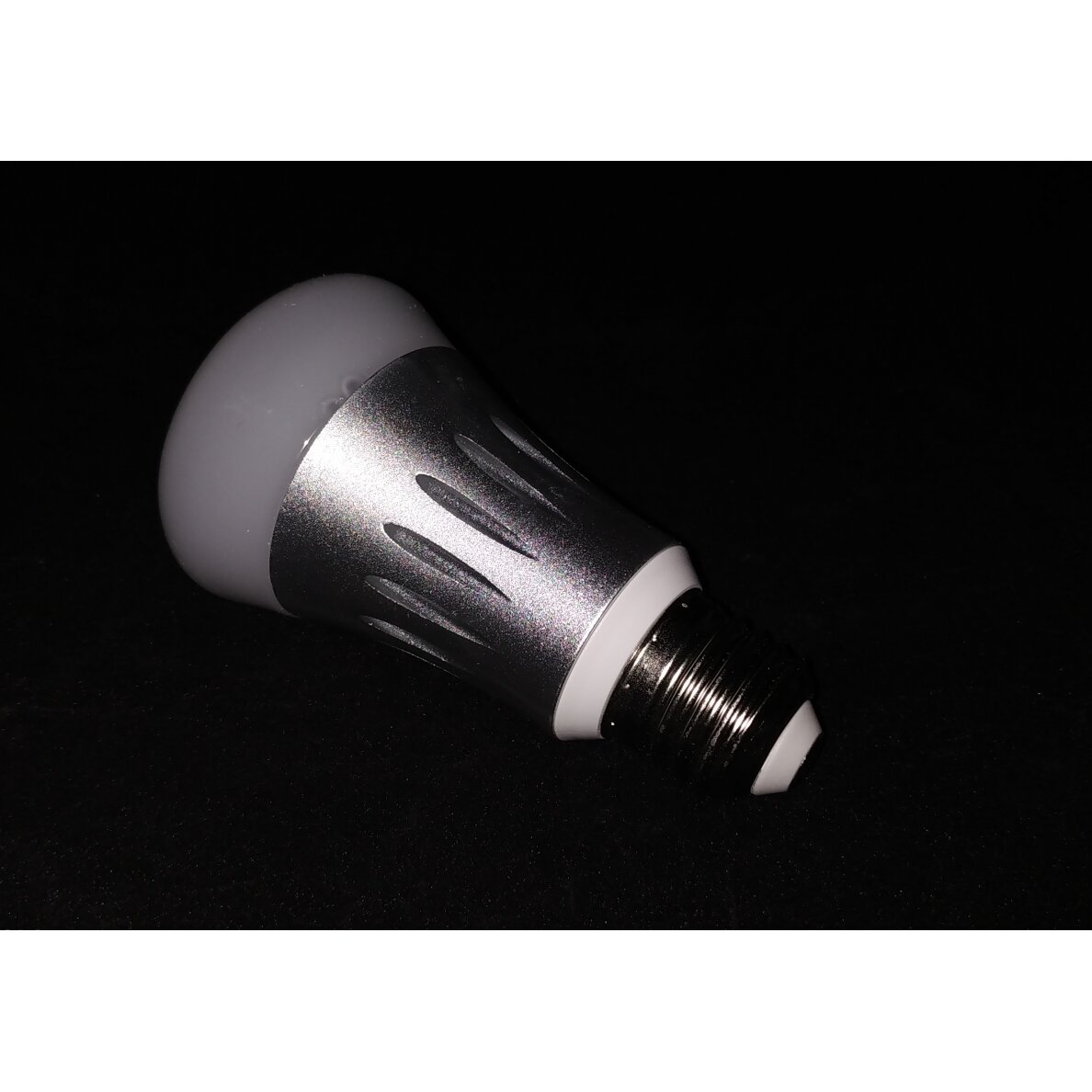 Lempa LED išman. RGB+W E27 7W 600L XS-SLD02 Lempa LED išman. RGB+W E27 7W 600L XS-SLD02