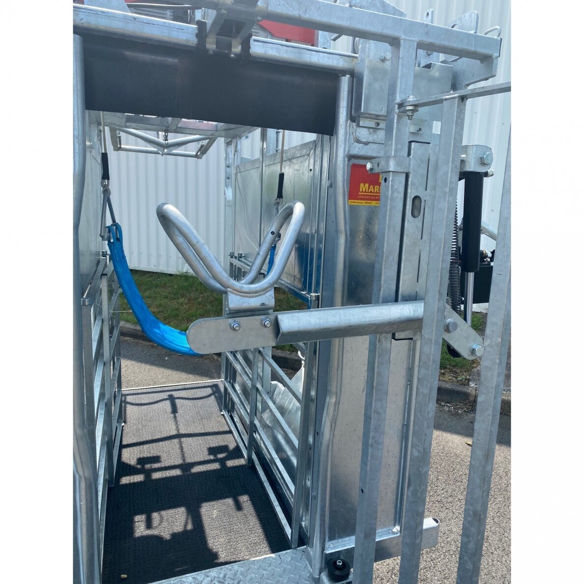 Staklės galvijams PM 4650 su hidrauliniu valdymu 3