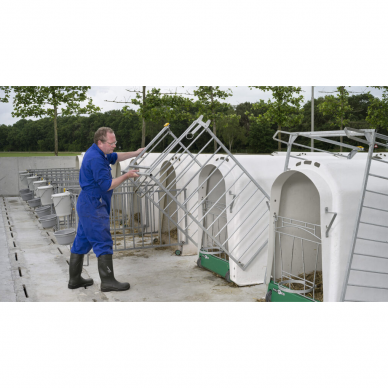 Veršelių namelis stiklo pluošto vienvietis Comfort su 4 dalių tvorele ir kibirėlių laikikliais 5 Veršelių namelis stiklo pluošto vienvietis Comfort su 4 dalių tvorele ir kibirėlių laikikliais 5